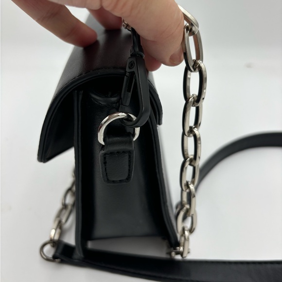 DREAM CONTROL New York Chain Strap Crossbody - Picture 9 of 15